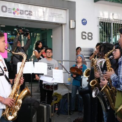 Feministas y músicos protestan en CDMX por agresión a saxofonista oaxaqueña con ácido