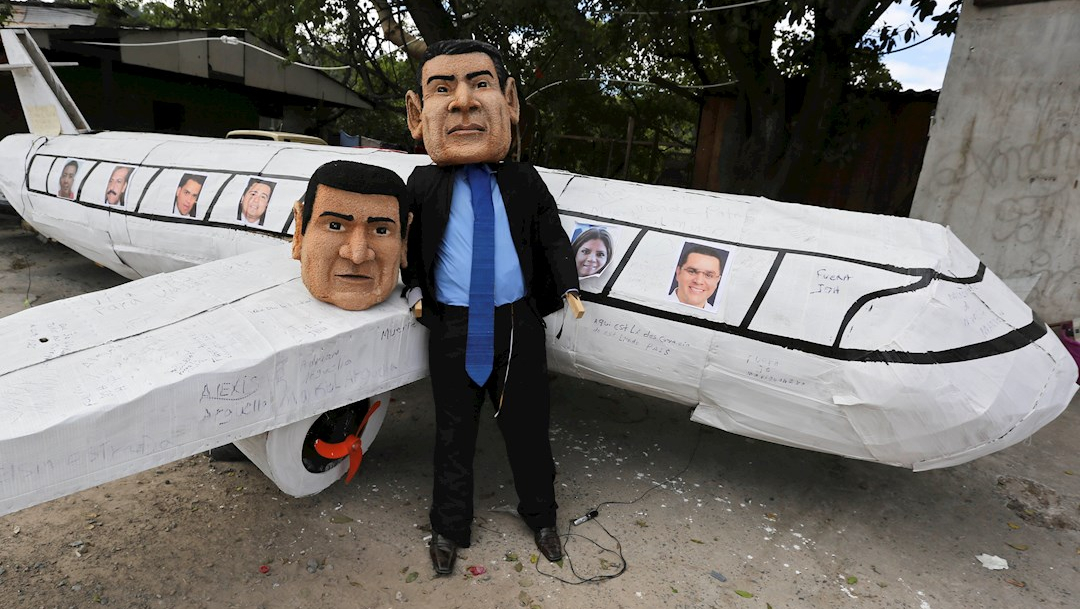 Fotografía de las figuras del presidente de Honduras, Juan Orlando Hernández (d), y a su hermano Juan Antonio "Tony" Hernández, 29 diciembre 2019