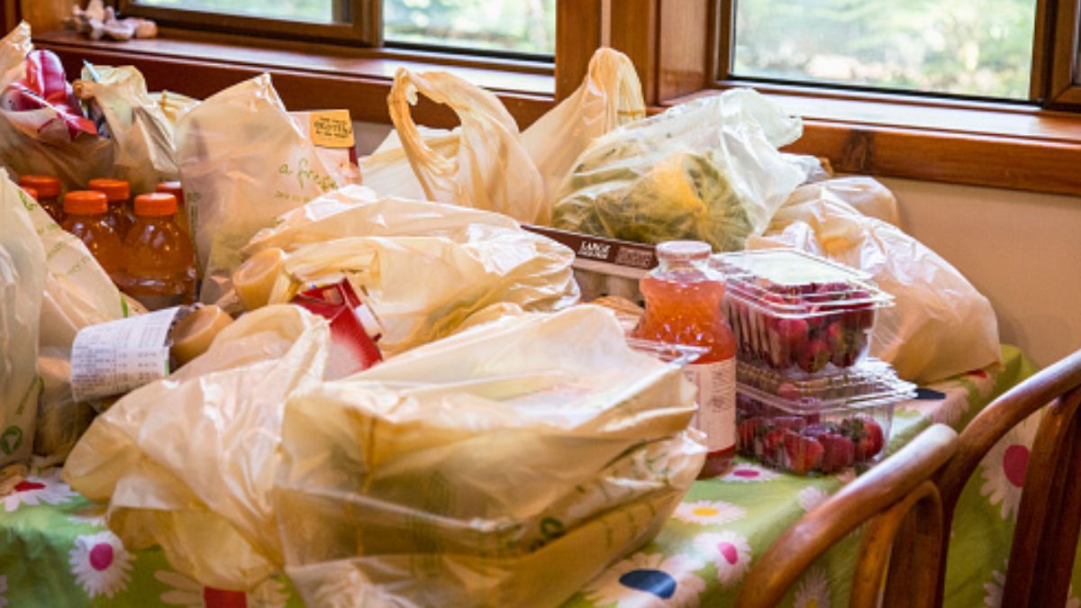 Foto: Bolsas de plástico en una mesa. Getty Images