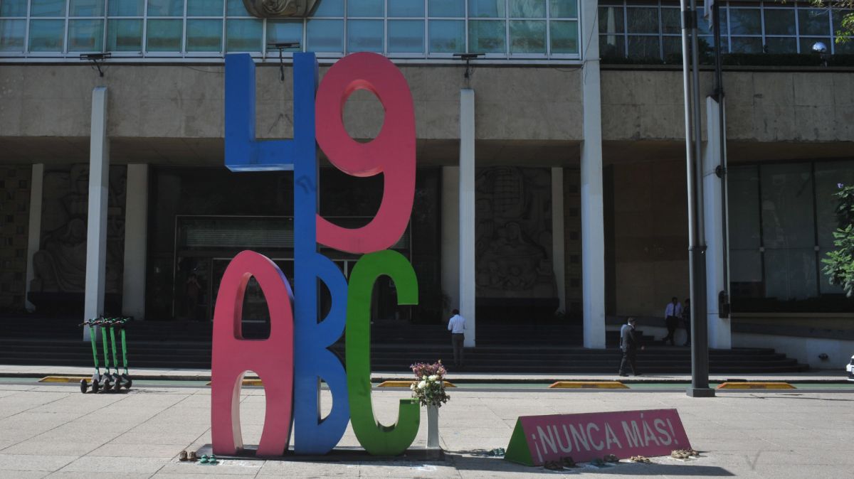 Foto: Antimonumento 49 ABC instalado frente a las oficinas del IMSS en la Ciudad de México. Cuartoscuro