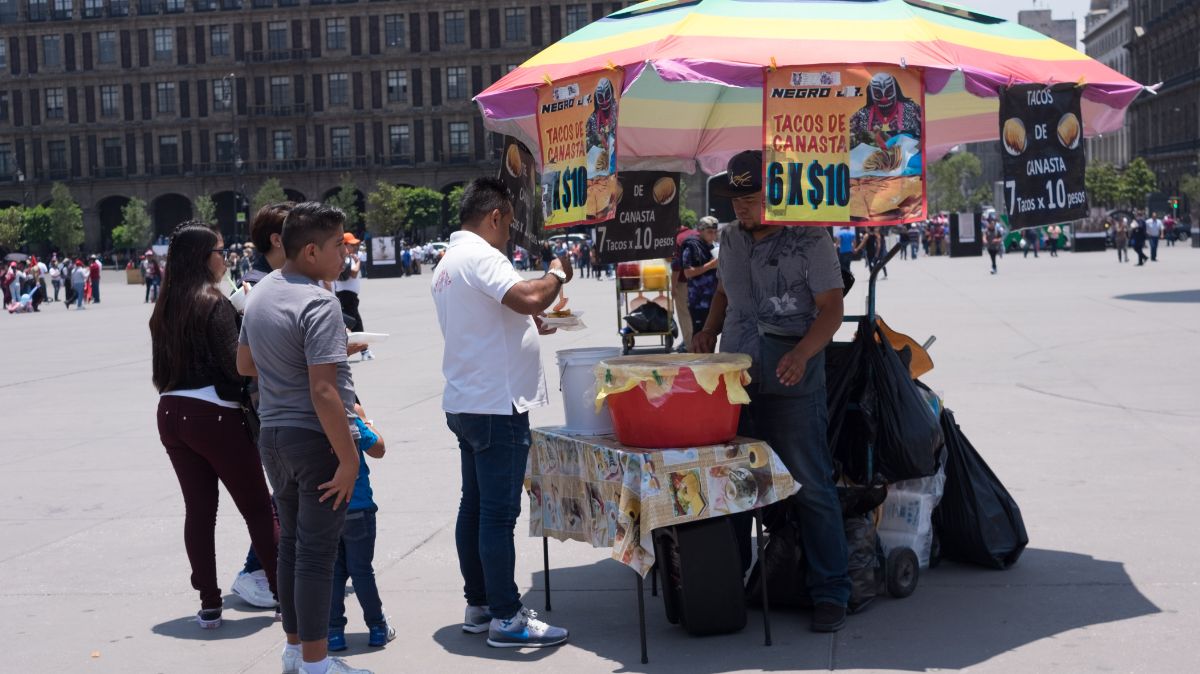 Foto: Vendedores informales en el Zócalo de la Ciudad de México. Cuartoscuro