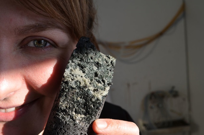 Foto: Una investigadora sostiene un trozo de carbonato.