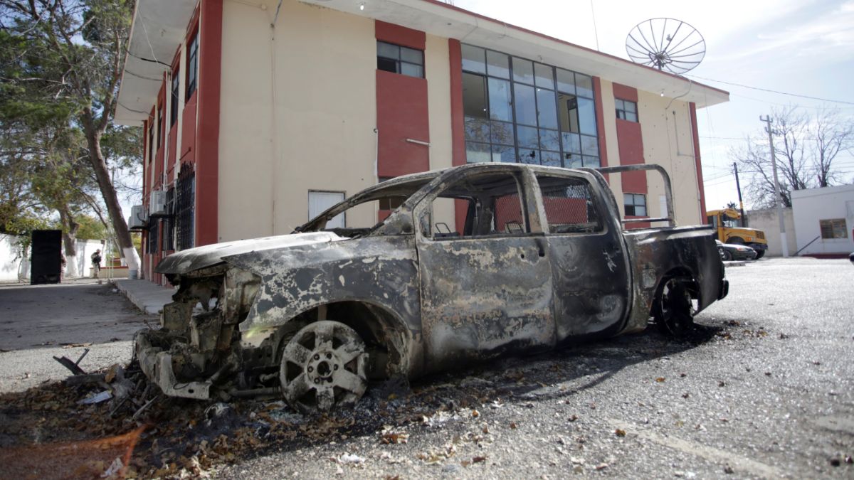 Foto: Una camioneta quemada en calles de Villa Unión, Coahuila. Reuters