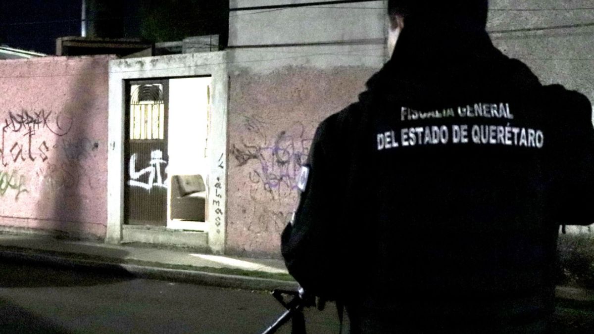 Foto: Elementos de la Fiscalía General del Estado de Querétaro catean un domicilio.