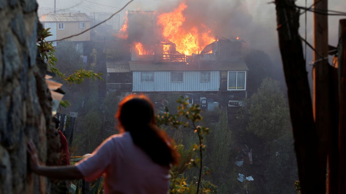 Suman 245 casas afectadas por incendios en Valparaíso