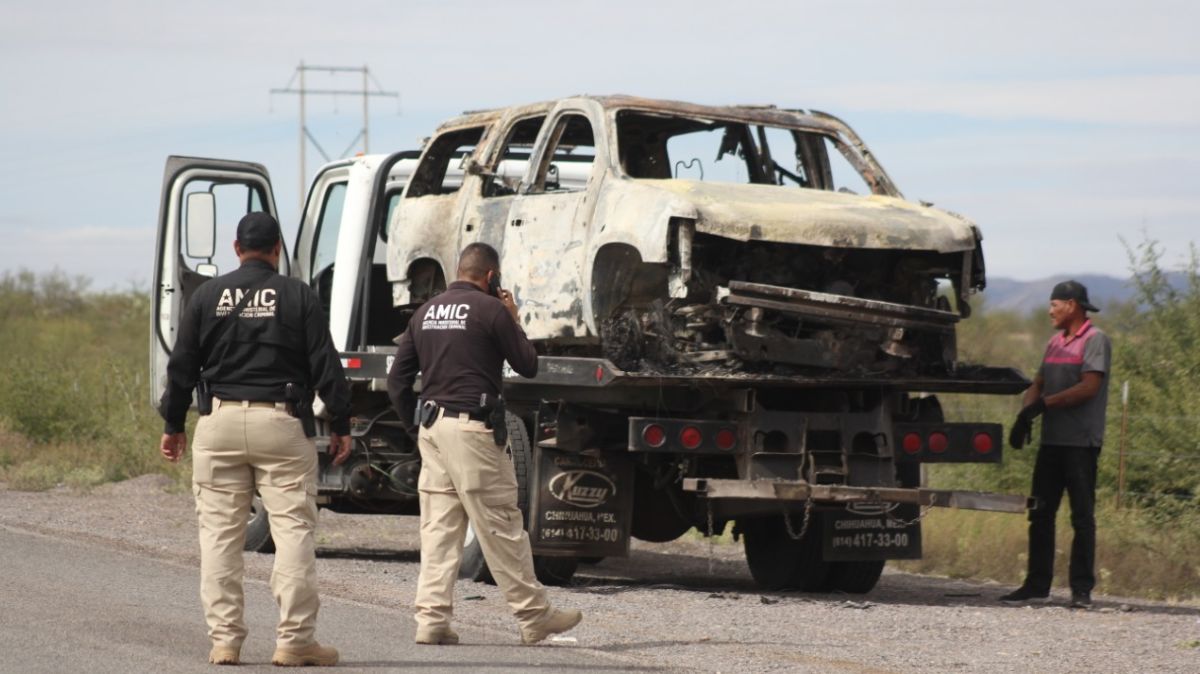 Foto: Agentes trasladan una camioneta quemada de la familia LeBaron. Cuartoscuro