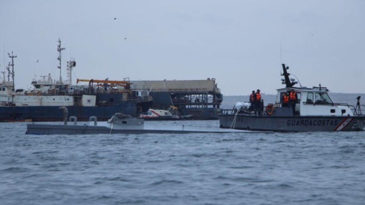 Foto: La Guardia Costera de Perú remolca el narcosubmarino