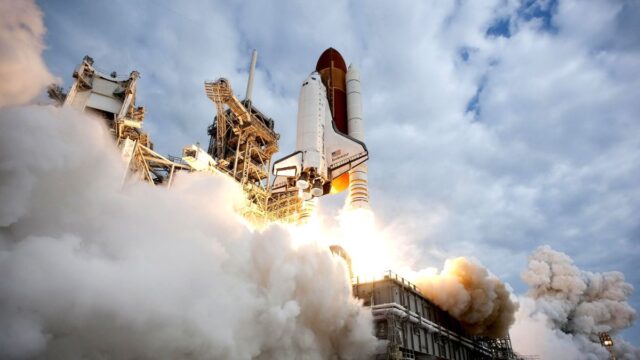 Foto: El transbordador espacial Endeavour realiza su último viaje a la EEI bajo el mando del astronauta Mark Kelly. Getty Images