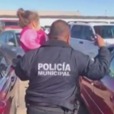 VIDEO: Rescatan a niña encerrada en un auto en Mexicali