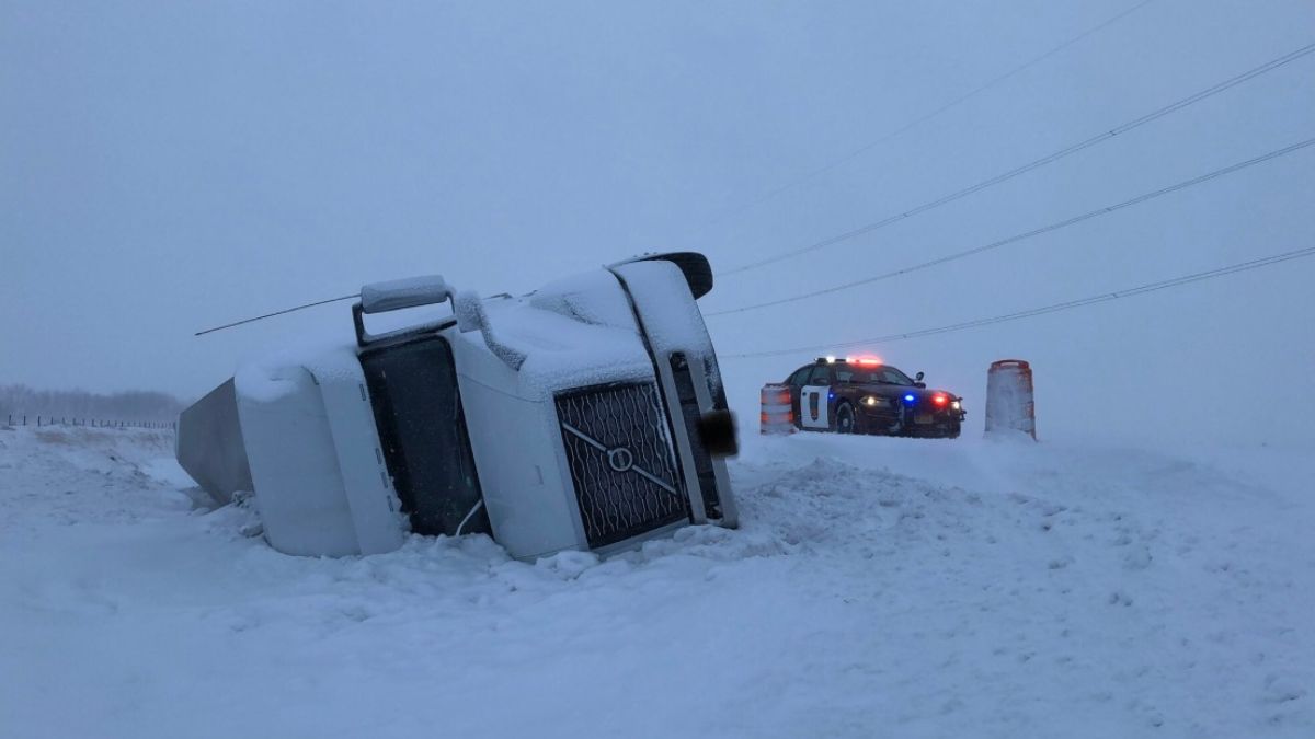 Foto: Un camión quedó volcado en la nieve en una carretera de Minnesota, EEUU.