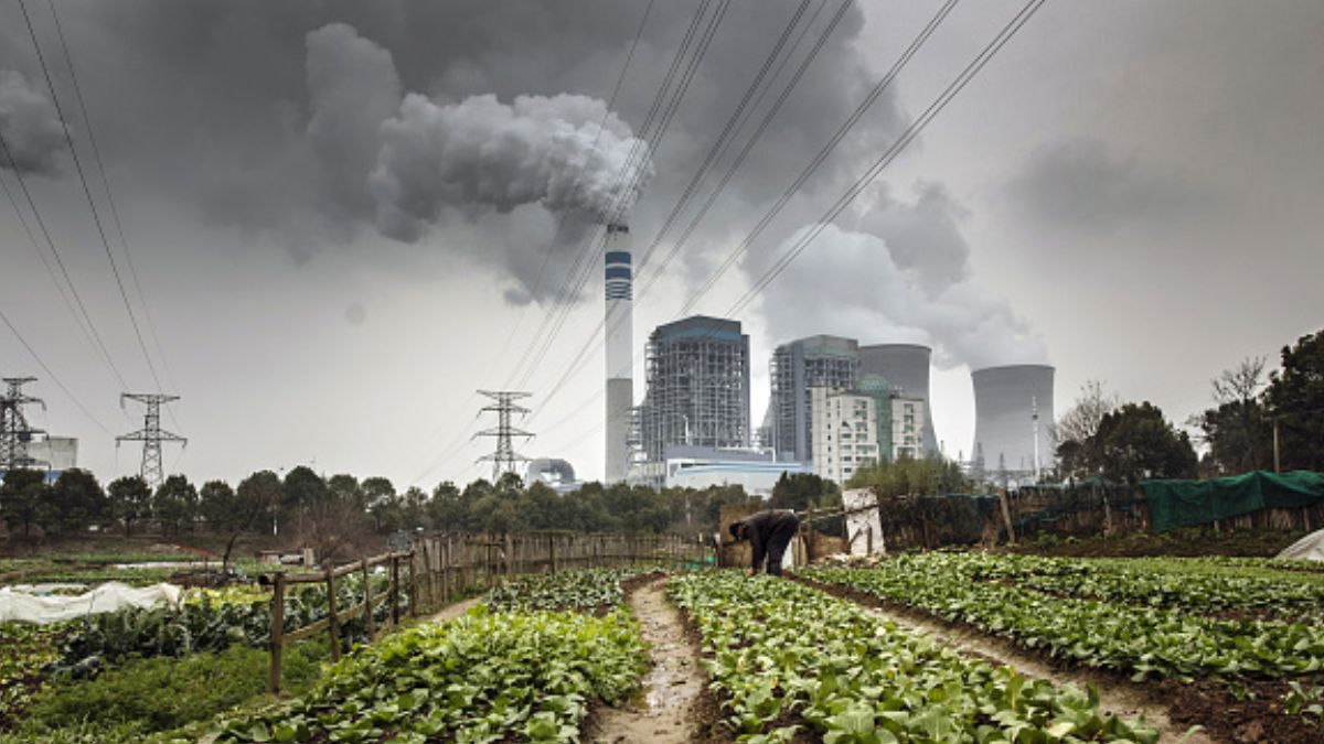 Foto: Torres de enfriamiento de una central eléctrica en China. Getty Images