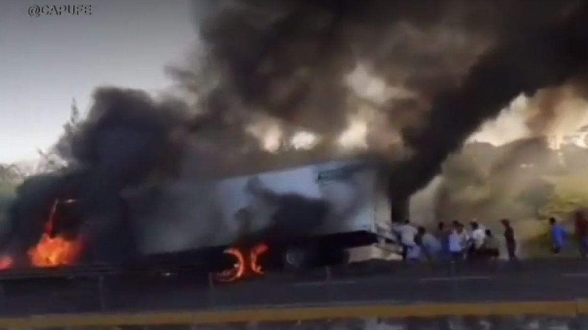Foto: Pobladores acercándose al vehículo en llamas y a pesar del riesgo comienzan a llevarse la mercancía.