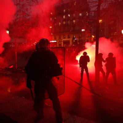 Francia protesta contra reforma de pensiones, se desatan disturbios en París