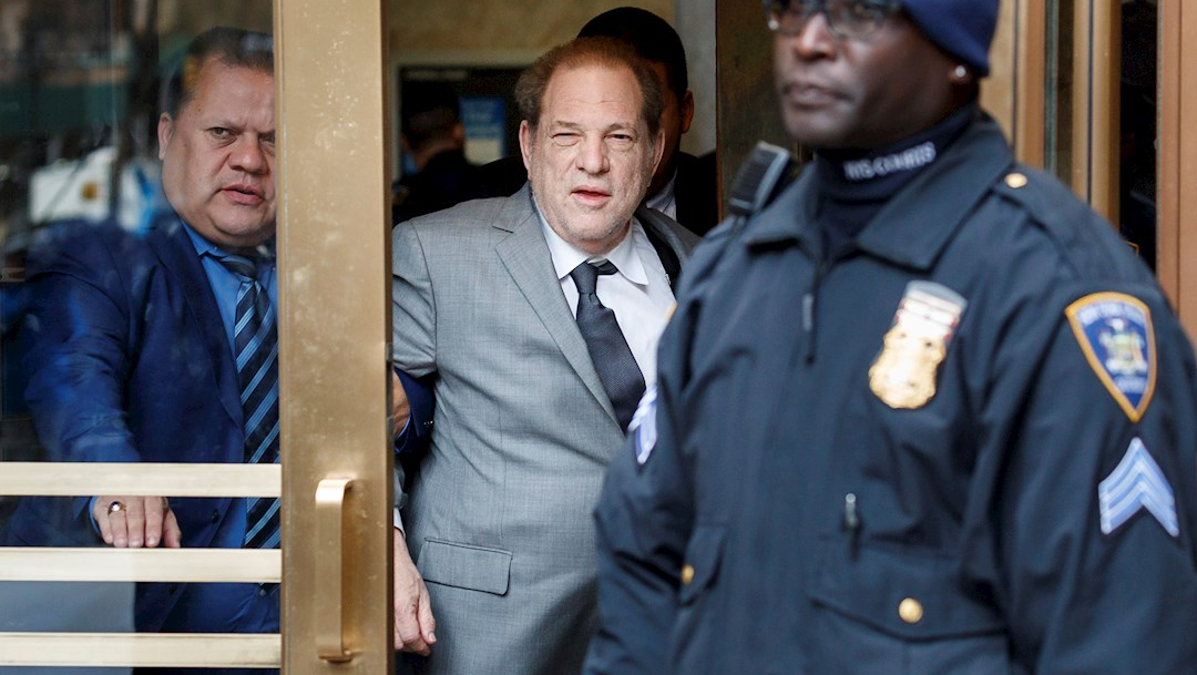 Foto: El productor Harvey Weinstein (C) sale de la Corte Suprema de Nueva York tras audiencia, 12 diciembre 2019