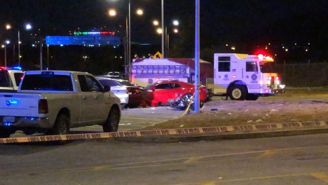 Foto: El accidente ocurrió cuando uno de los conductores perdió el control impactándose contra varios vehículos estacionados, 28 diciembre 2019