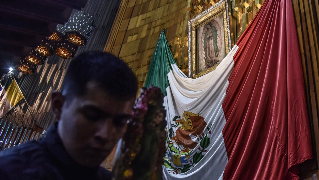 Peregrinos dan gracias a la Virgen en Basílica de Guadalupe