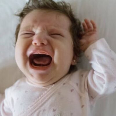 Ignorar llanto del bebé para que aprenda a dormir aumenta sus niveles de estrés