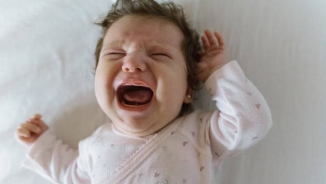 Ignorar llanto del bebé para que duerma aumenta su estrés