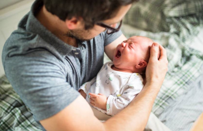 Ignorar llanto del bebé para que duerma aumenta su estrés