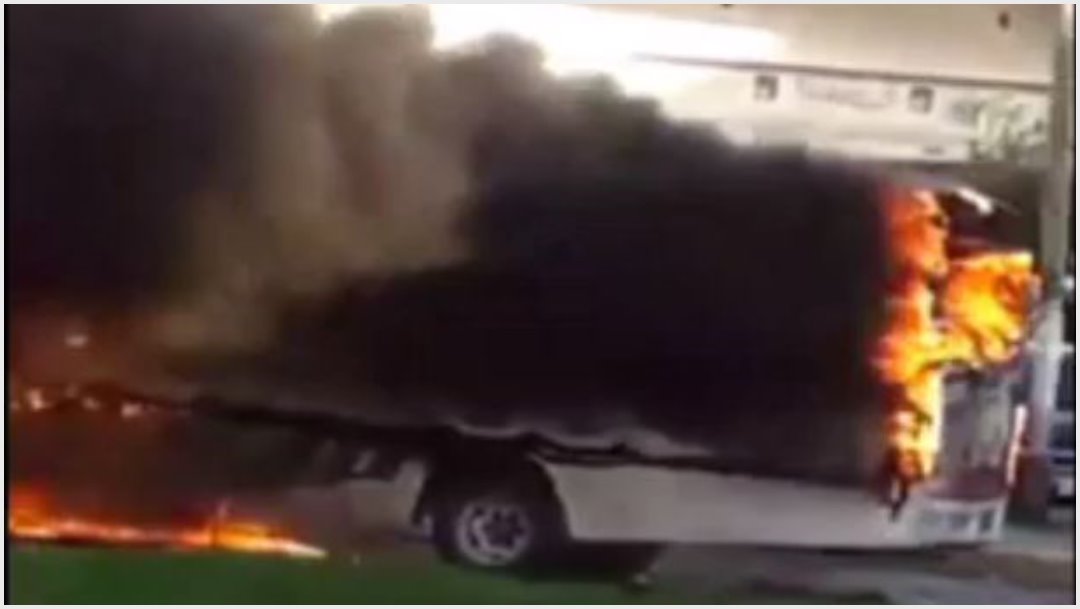 Foto: Un autobús de pasajeos fue consumido por las llamas en Cancún, 1 de diciembre de 2019 (Noticieros Televisa)