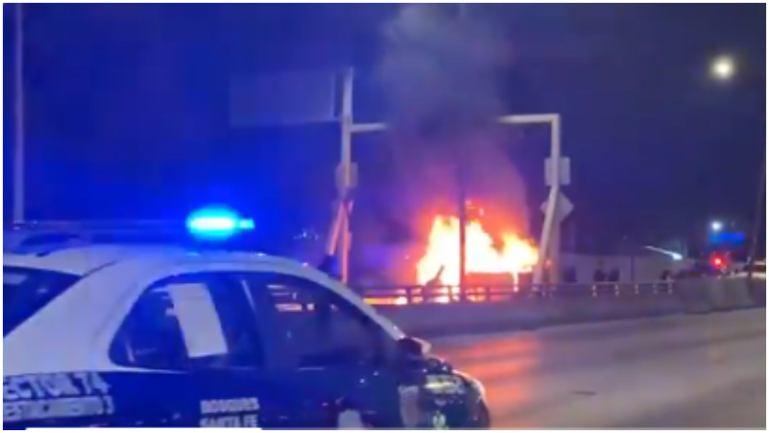 Foto: Un vehículo fue consumido por las llamas en la México-Toluca, 15 de diciembre de 2019 (Twitter)