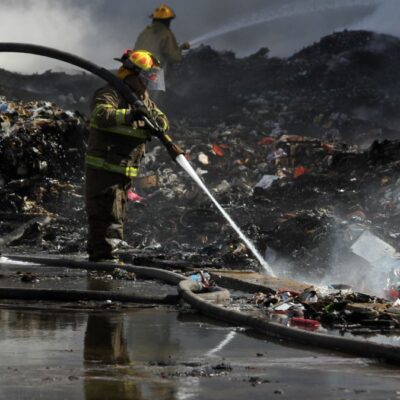 Controlan incendio en recicladora en Nuevo León