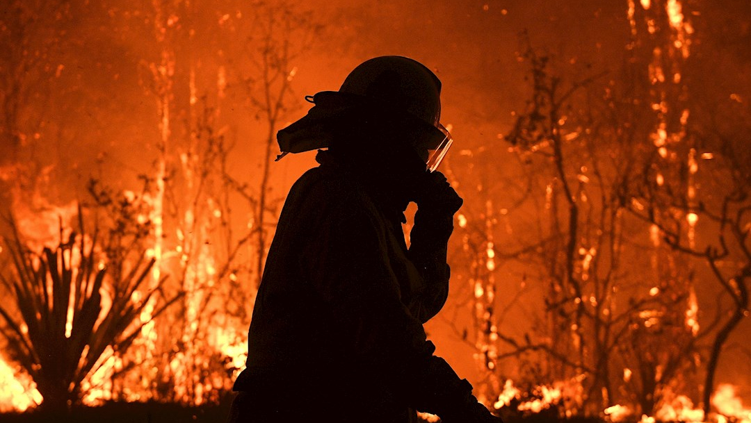Foto: Un oficial de bomberos de Nueva Gales del Sur trabaja para extinguir un incendio al norte de Sídney, Australia, 12 diciembre 2019