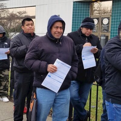 Inmigrantes inician trámites de licencia de conducir en NY
