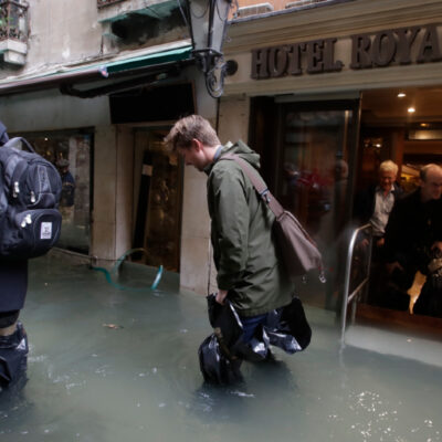 Temporal inunda de nuevo Venecia y muere conductor en el norte de Italia