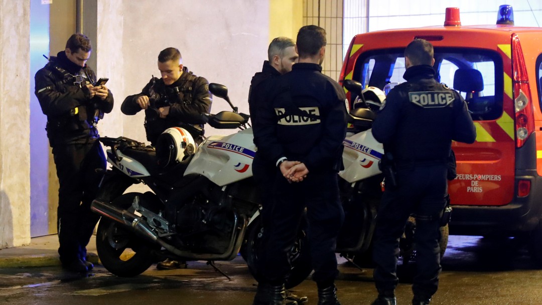 Policía neutraliza hombre por amenazar con cuchillo en París