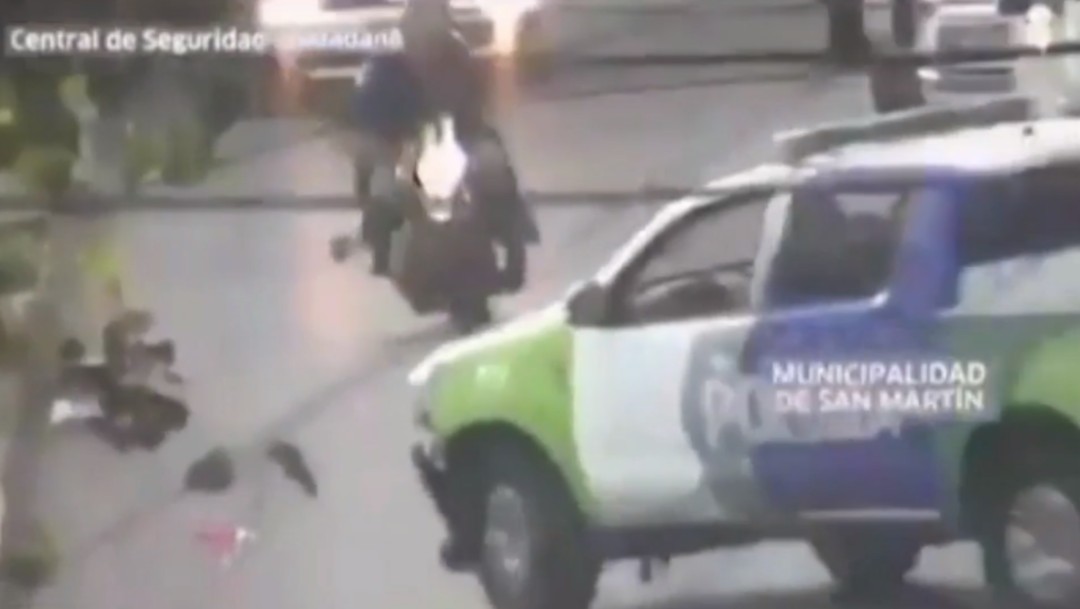 Foto: Un ladrón muere cuando su moto en la que huía se estrelló con una patrulla, el 4 de diciembre de 2019 (Noticieros Televisa, especial)