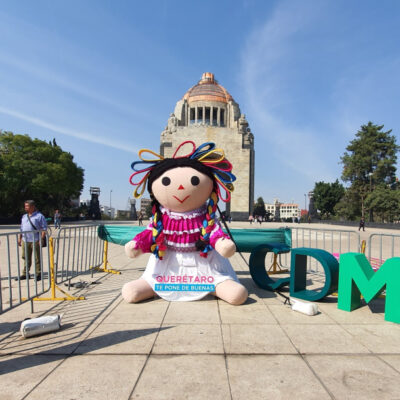 Lele, la muñeca gigante otomí, llega al Monumento a la Revolución