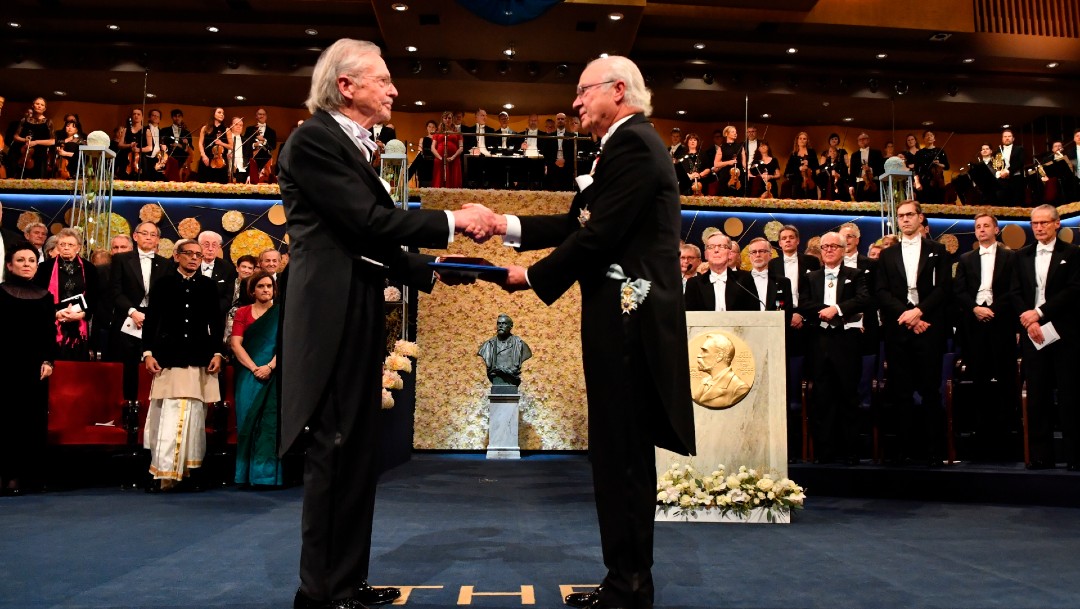 Foto: Ganadores de los Premios Nobel reciben el galardón en Estocolmo