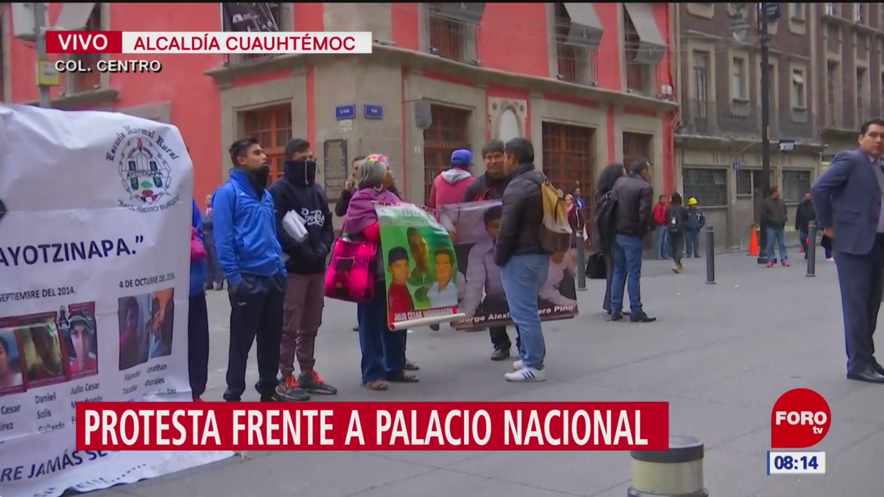 manifestacion en el palacio nacional por parte de padres de familia y estudiantes de la normal de ayotzinapa