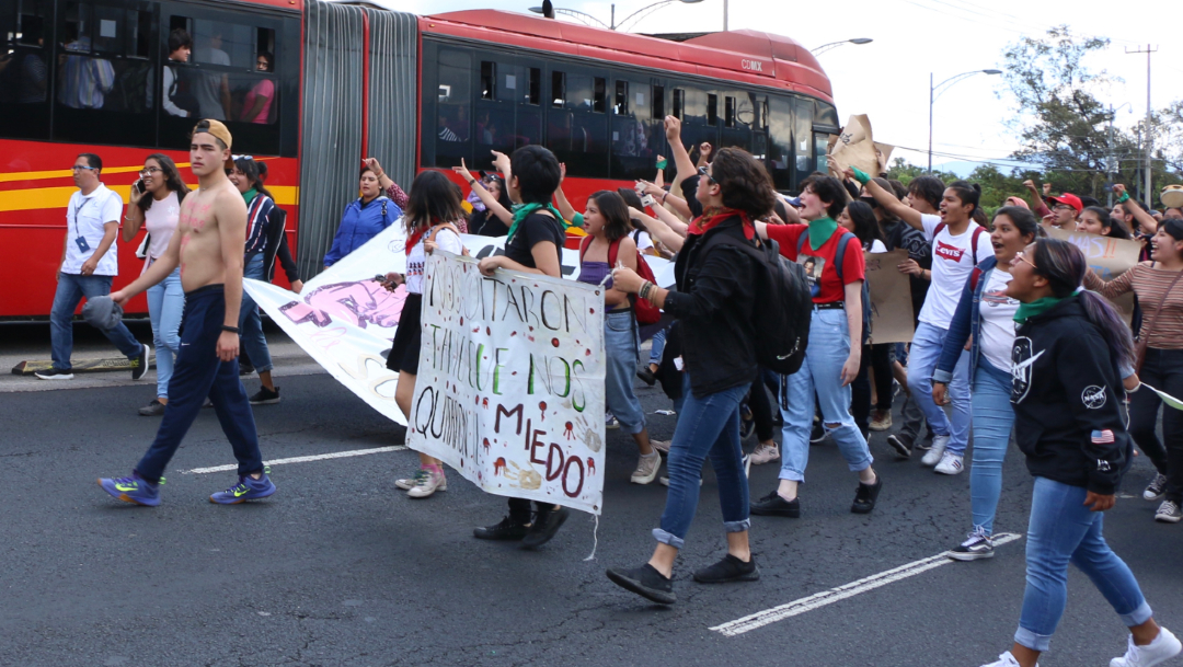Foto: Un grupo de jóvenes marchan en calles de la Ciudad de México, 19 diciembre 2019