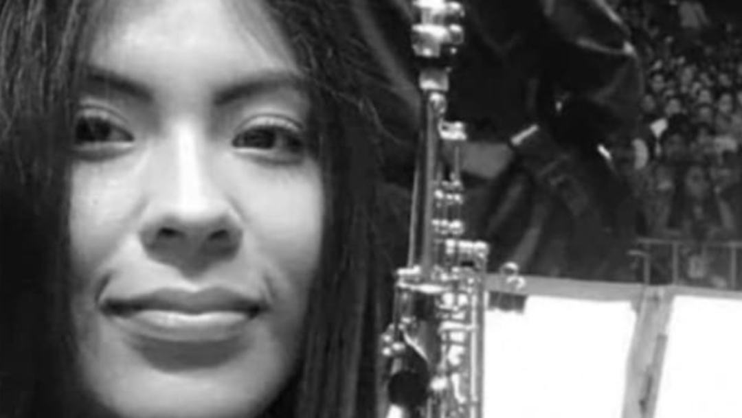 FOTO AMLO promete justicia para saxofonista agredida con ácido (Facebook)