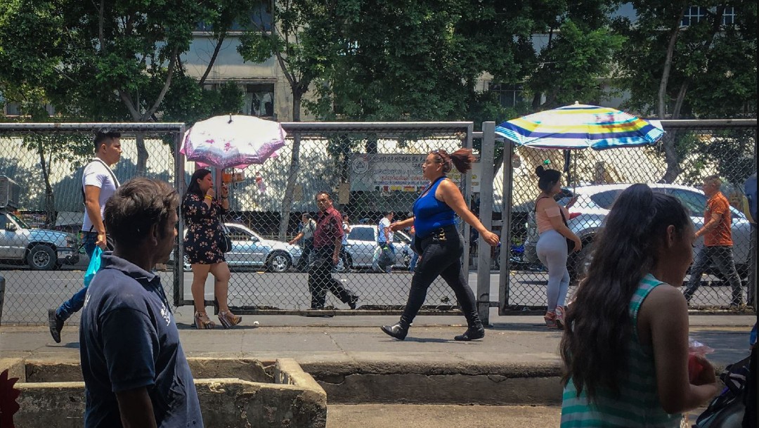 Imagen: La Secretaría de Gobierno capitalina retiró puestos ambulantes de avenida Circunvalación, en el barrio de la Merced, que impedían a trabajadoras sexuales realizar su actividad