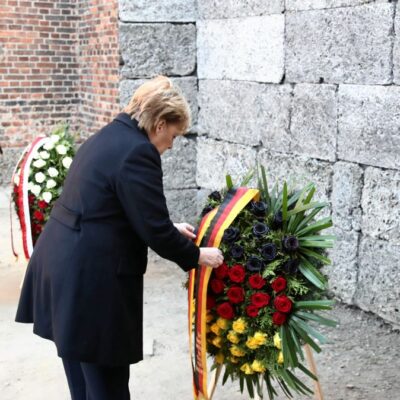 Merkel visita Auschwitz por primera vez y rinde tributo a víctimas