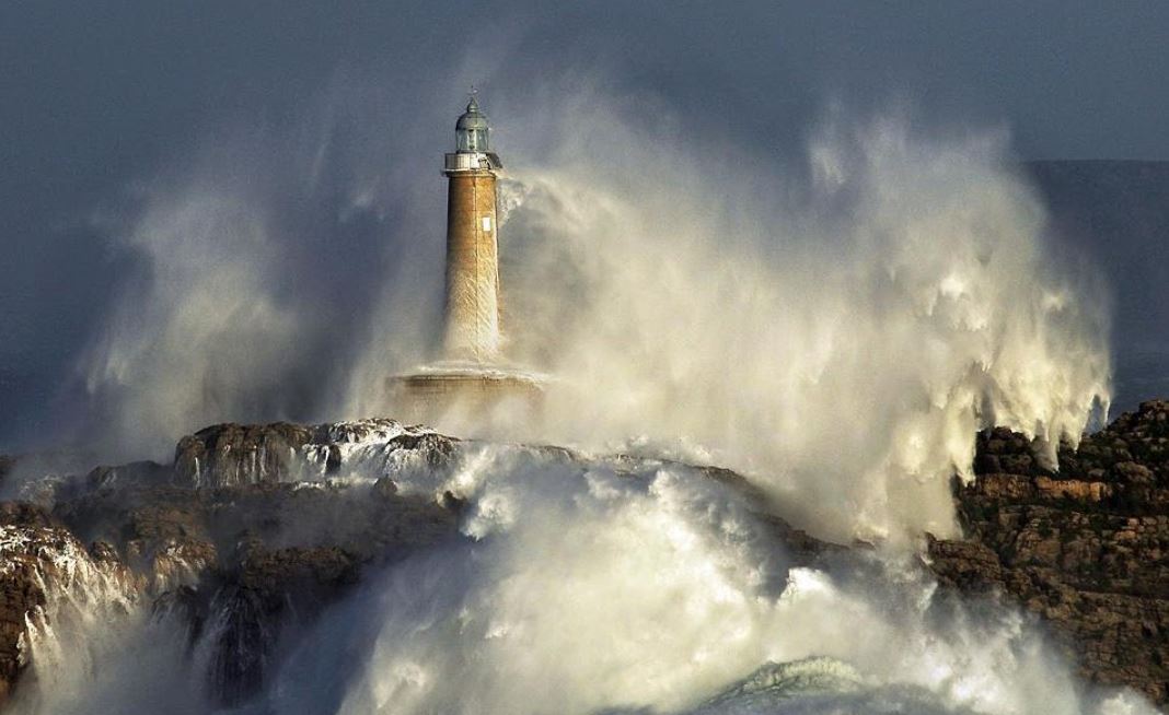 Muere Rafael Riancho fotógrafo que inmortalizó olas gigantes