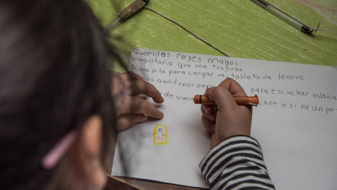 Niños escriben cartas a Santa Claus y Reyes Magos en CDMX