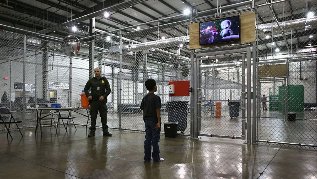 Foto: Un agente de la Patrulla Fronteriza de EEUU custodia a un niño migrante en un albergue de MacAllen, Texas, el 8 de septiembre de 2014