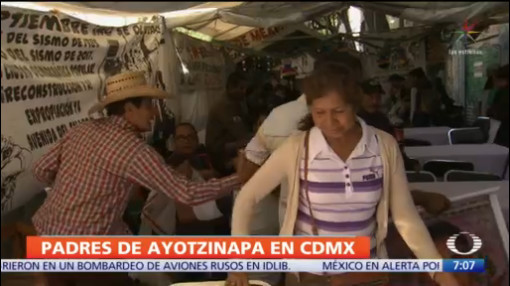 Padres de los 43 de ayotzinapa conviven con damnificados del sismo del 2017, el 25 de diciembre de 2019