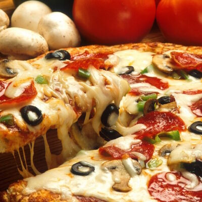 ¿Cuántas horas debes caminar para quemar las calorías de una pizza?