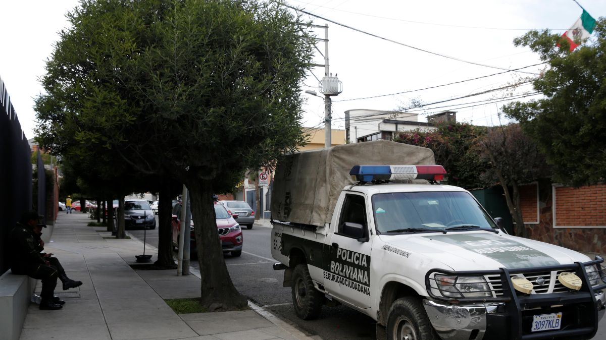 Policía boliviana afuera de la embajada de México en La Paz.