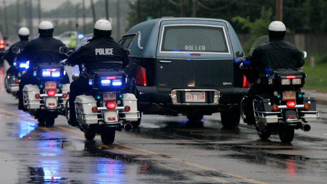 Foto: Un coche fúnebre traslada el cuerpo sin vida de un oficial en Arkansas,