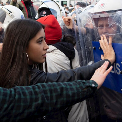 Policía dispersa a mujeres que cantaban 'Un violador en tu camino' en Estambul