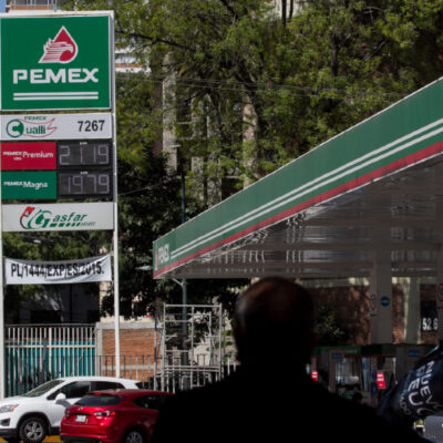 AMLO: Cumplimos con no aumentar precio de combustibles