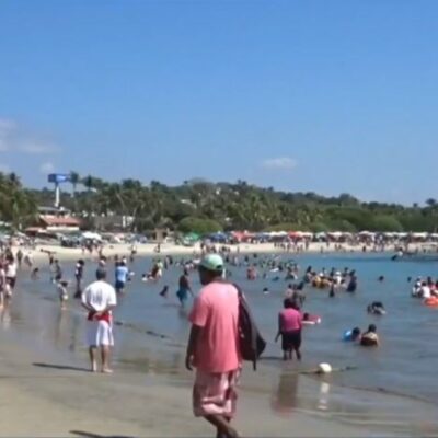 Vacacionistas abarrotan playas de Oaxaca por fin de año