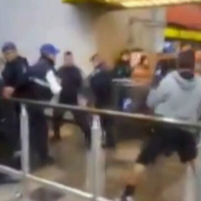 Video: Usuarios del Metro CDMX desatan riña, muerden a policía