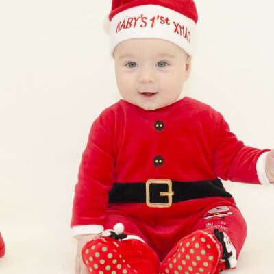 Visten a bebés de cuidados intensivos con atuendos navideños
